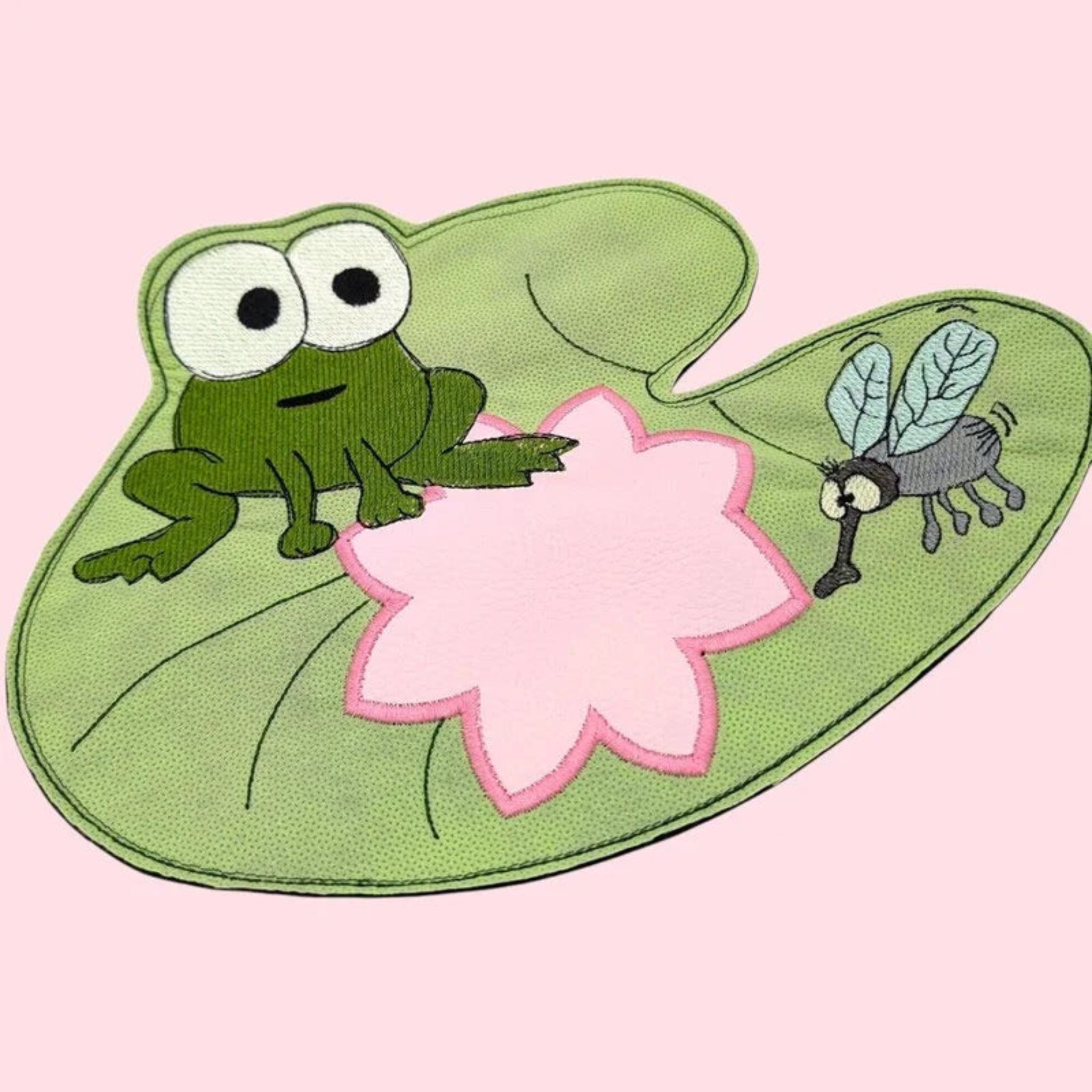 Fliege Marta Stickdatei mit Frosch und Blüte auf einem Seerosenblatt – lustige Insekten Stickdatei für 10x10 Rahmen