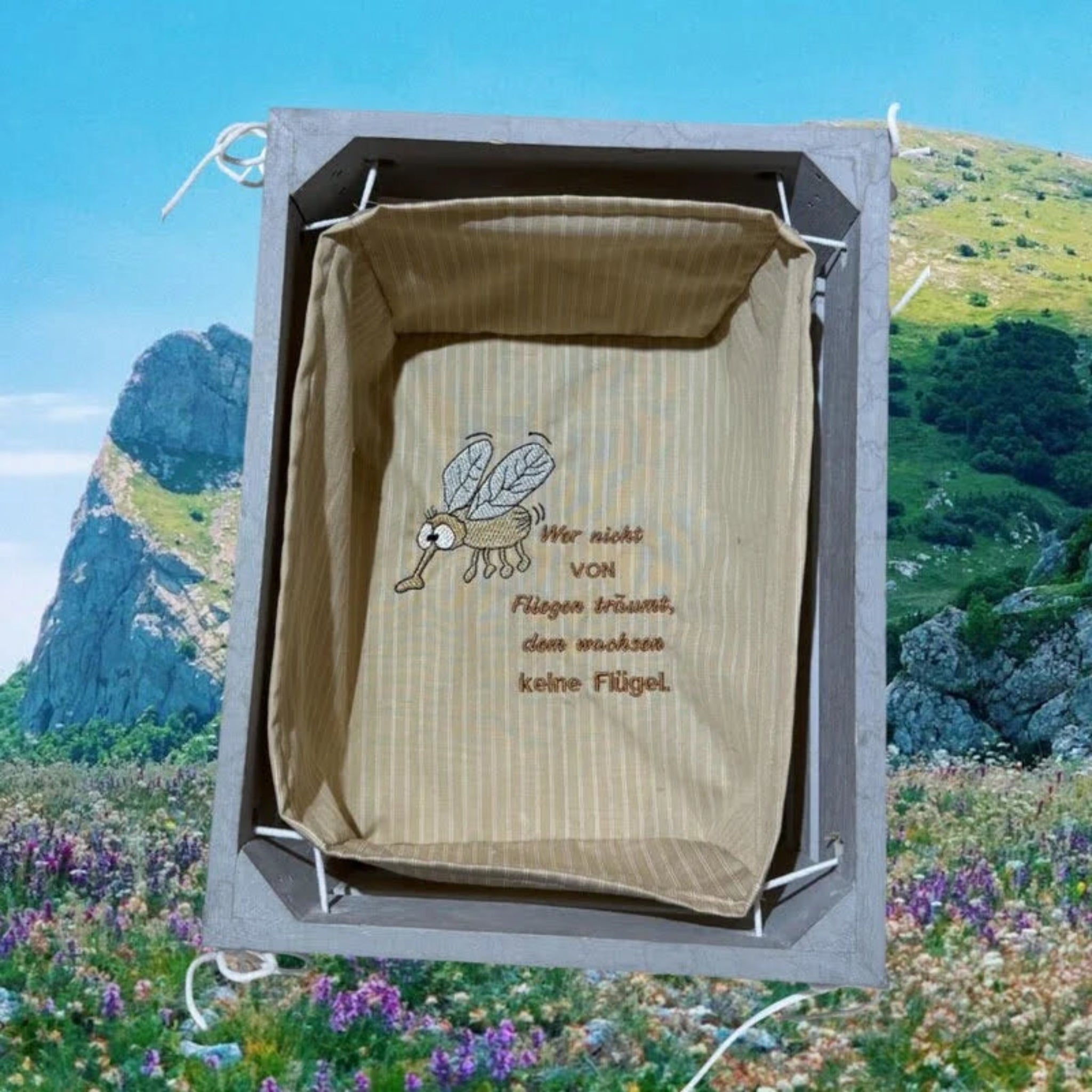 Fliege Marta Stickdatei mit witzigem Spruch – lustige Insekten Stickdatei für 10x10 Rahmen