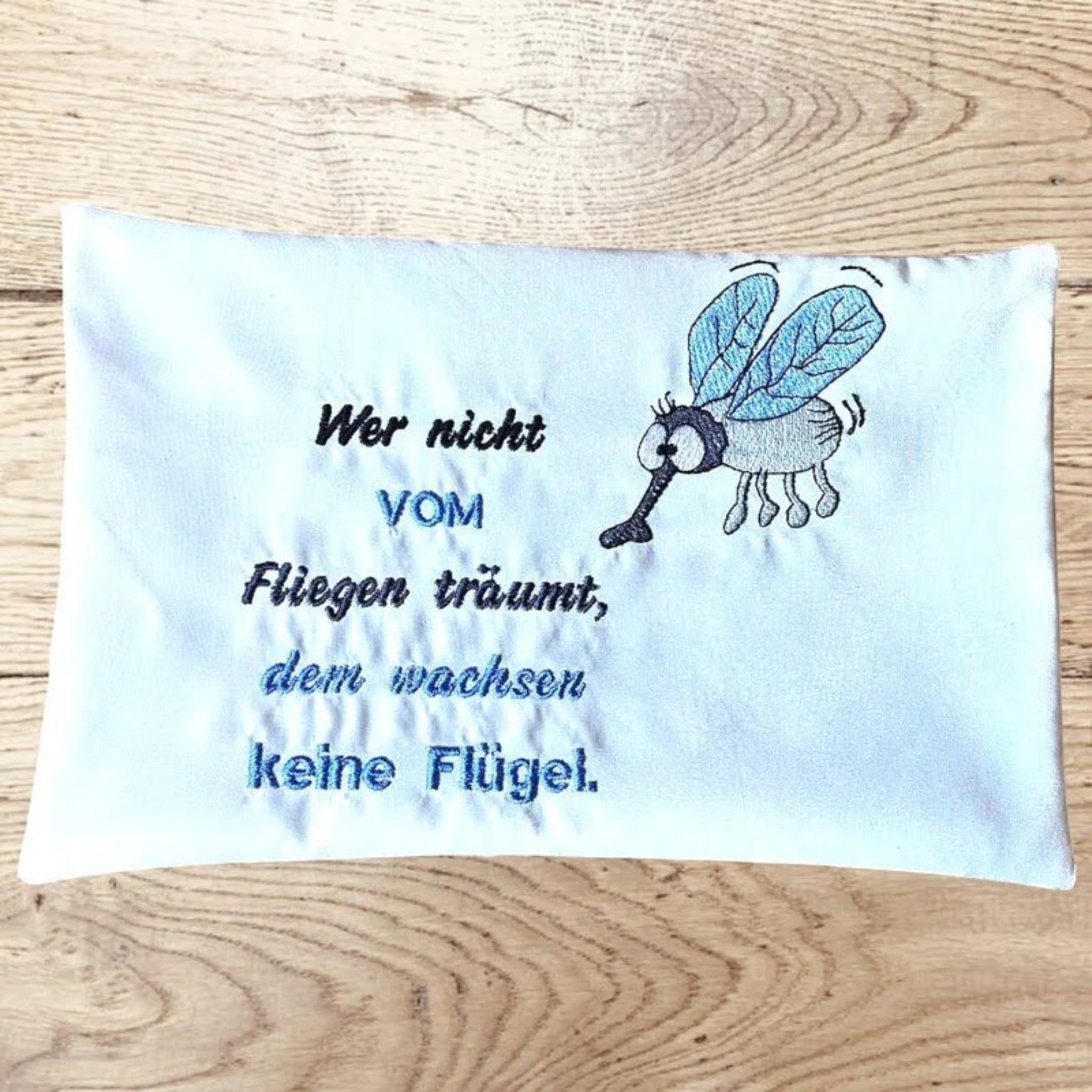 Fliege Marta Stickdatei mit witzigem Spruch – lustige Insekten Stickdatei für 10x10 Rahmen