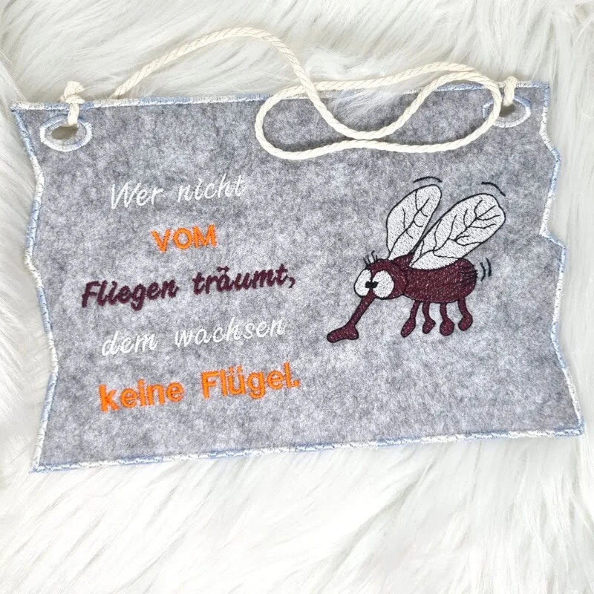 Fliege Marta Stickdatei mit witzigem Spruch – lustige Insekten Stickdatei für 10x10 Rahmen