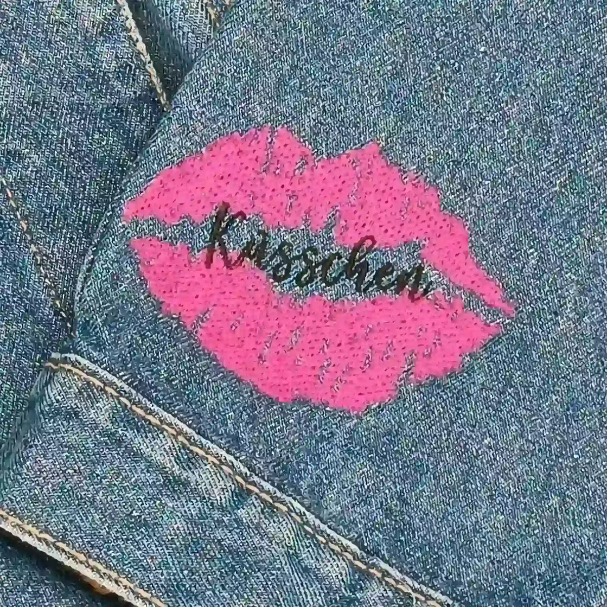 Stickdatei Kussmund mit Schriftzügen
