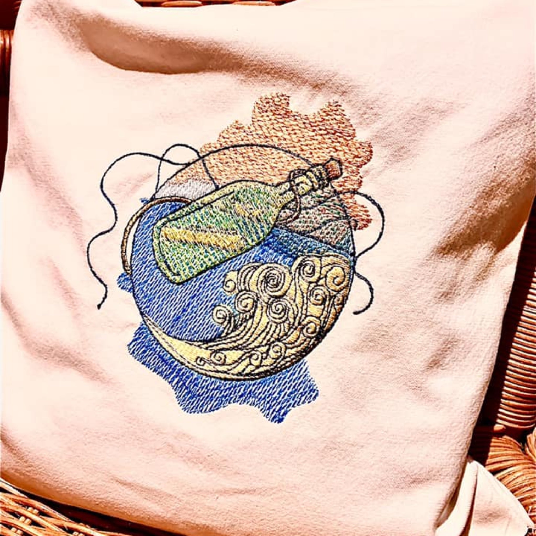 Flaschenpost Stickvorlage maritim - Detailansicht auf weissem Kissen gestickt