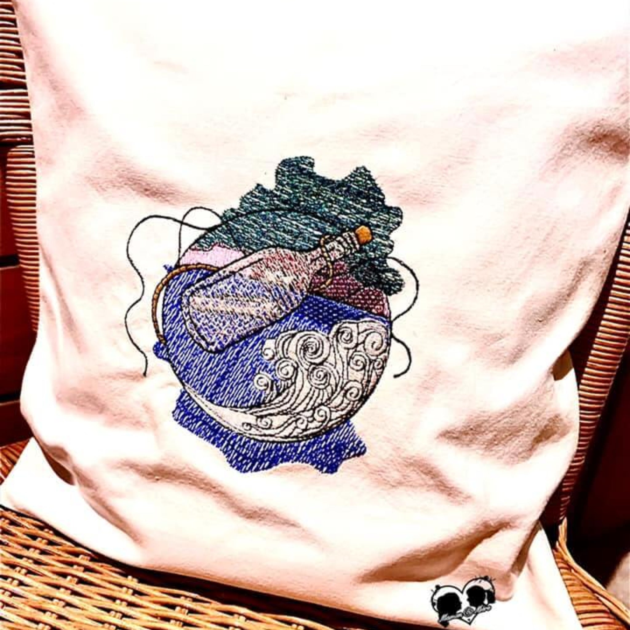 Maritime Flaschenpost Stickdatei - Nahaufnahme gestickt auf weißem Kissen