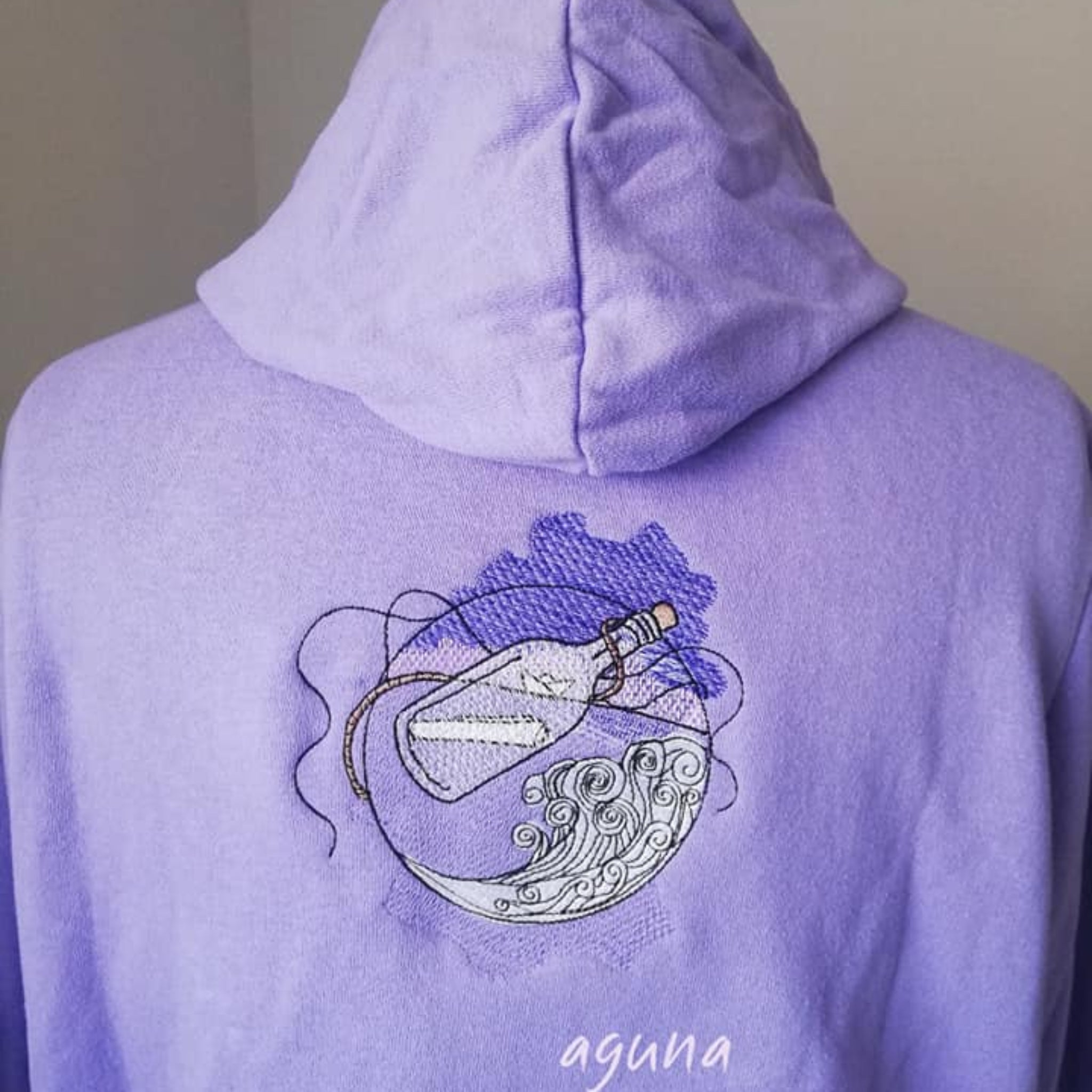 Stickdatei Flaschenpost 13x18 - Nahaufnahme Vollstick auf lila Hoodie hinten