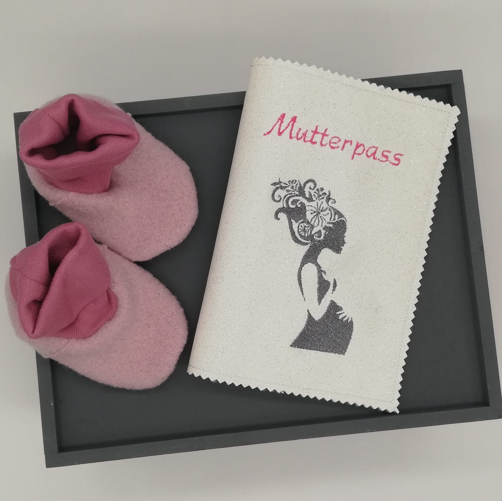 ITH Stickdatei Mutterpasshülle Bundle mit Dekoren von stiXXie by lajana