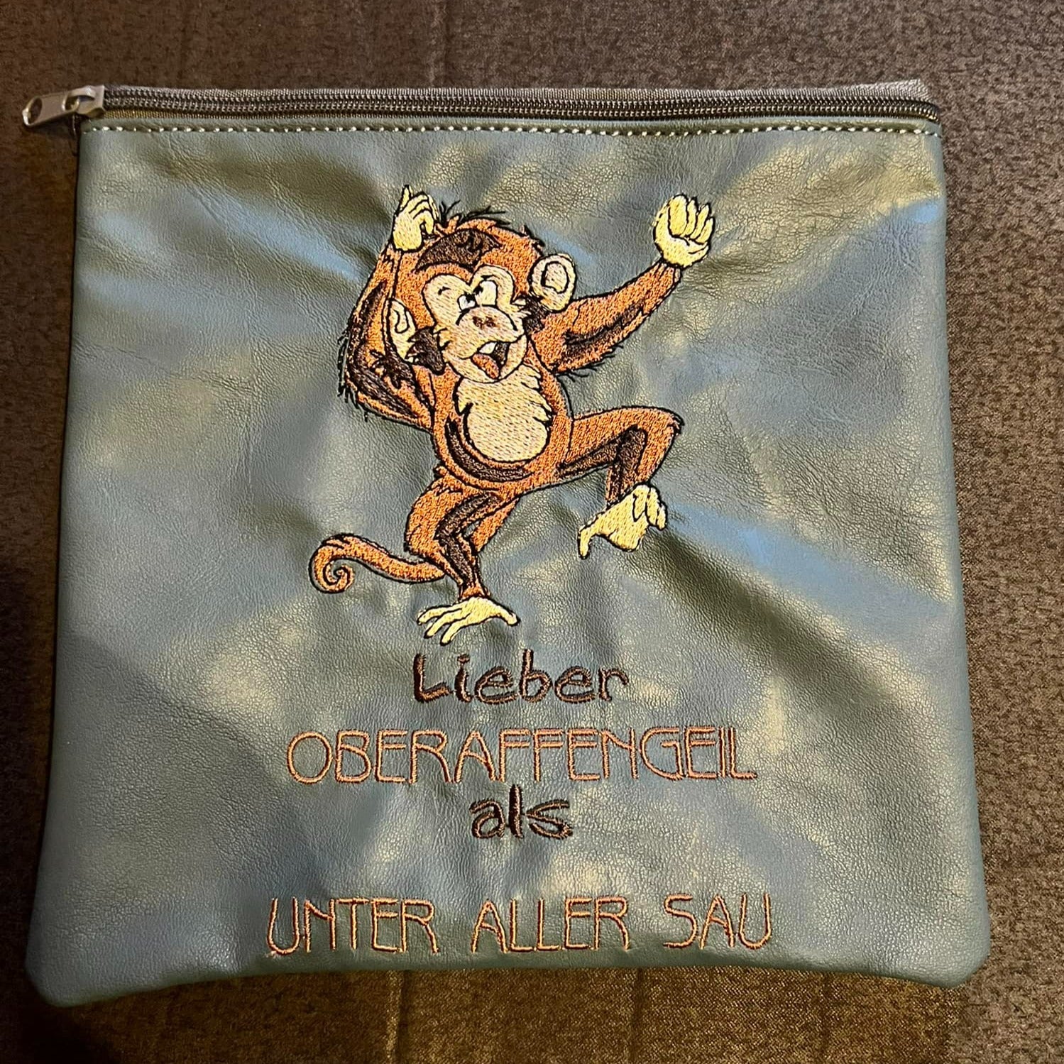 Stickdatei Affe mit Spruch von stiXXie by lajana