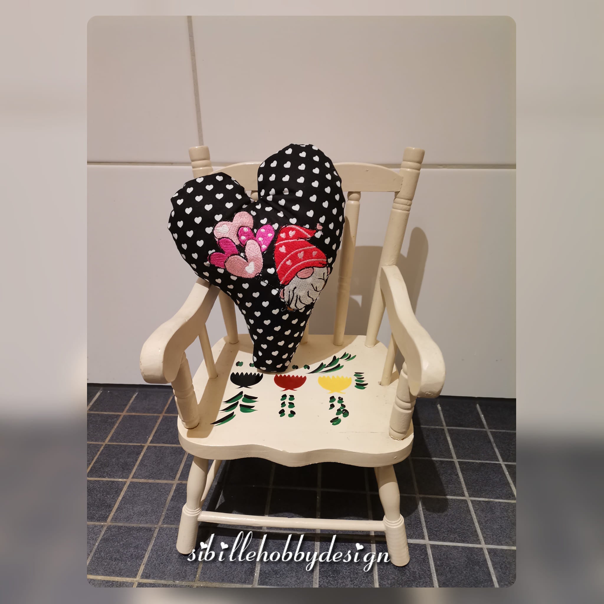 ITH Stickdatei Kissen Herzform von stiXXie by lajana