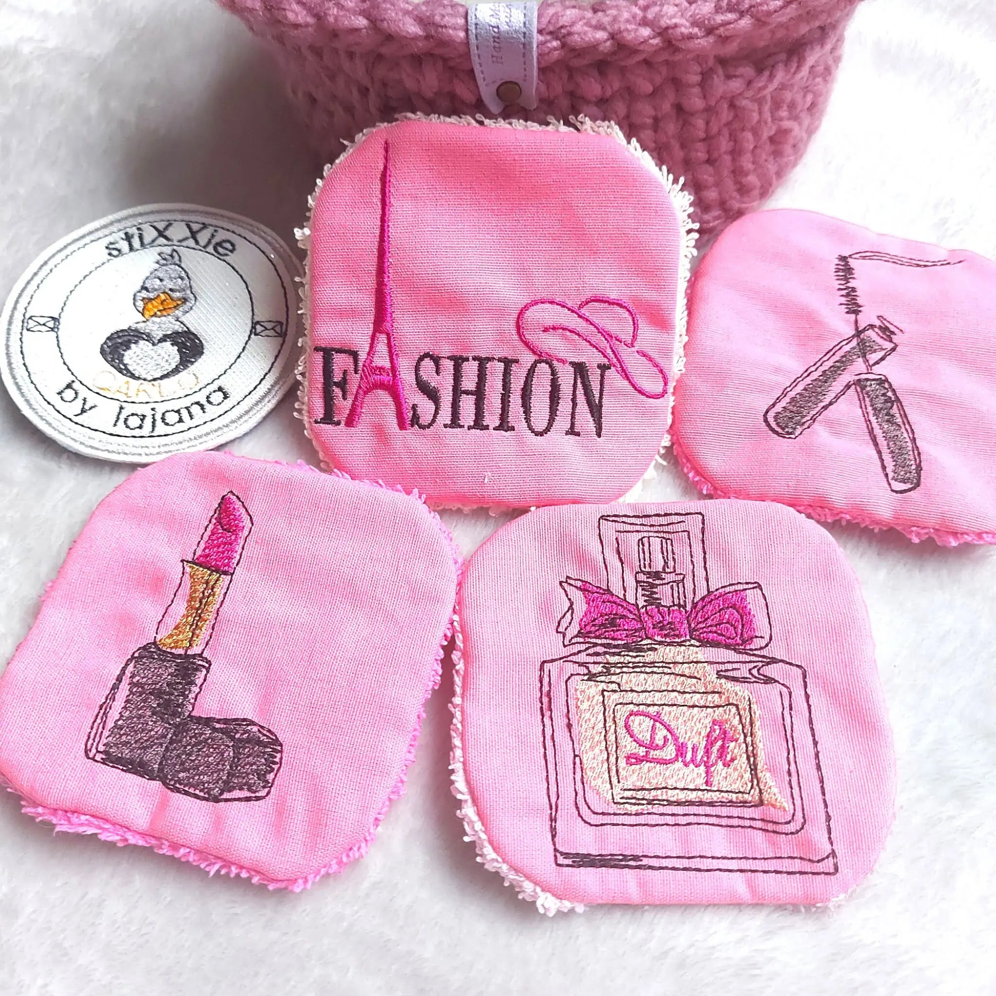 Sechs Stickdateien im Scribble-Stil: Fashion-Schriftzug, Lippenstift, Parfümflasche, Mascara, Nagellack und Kosmetiktasche auf weißem Hintergrund
