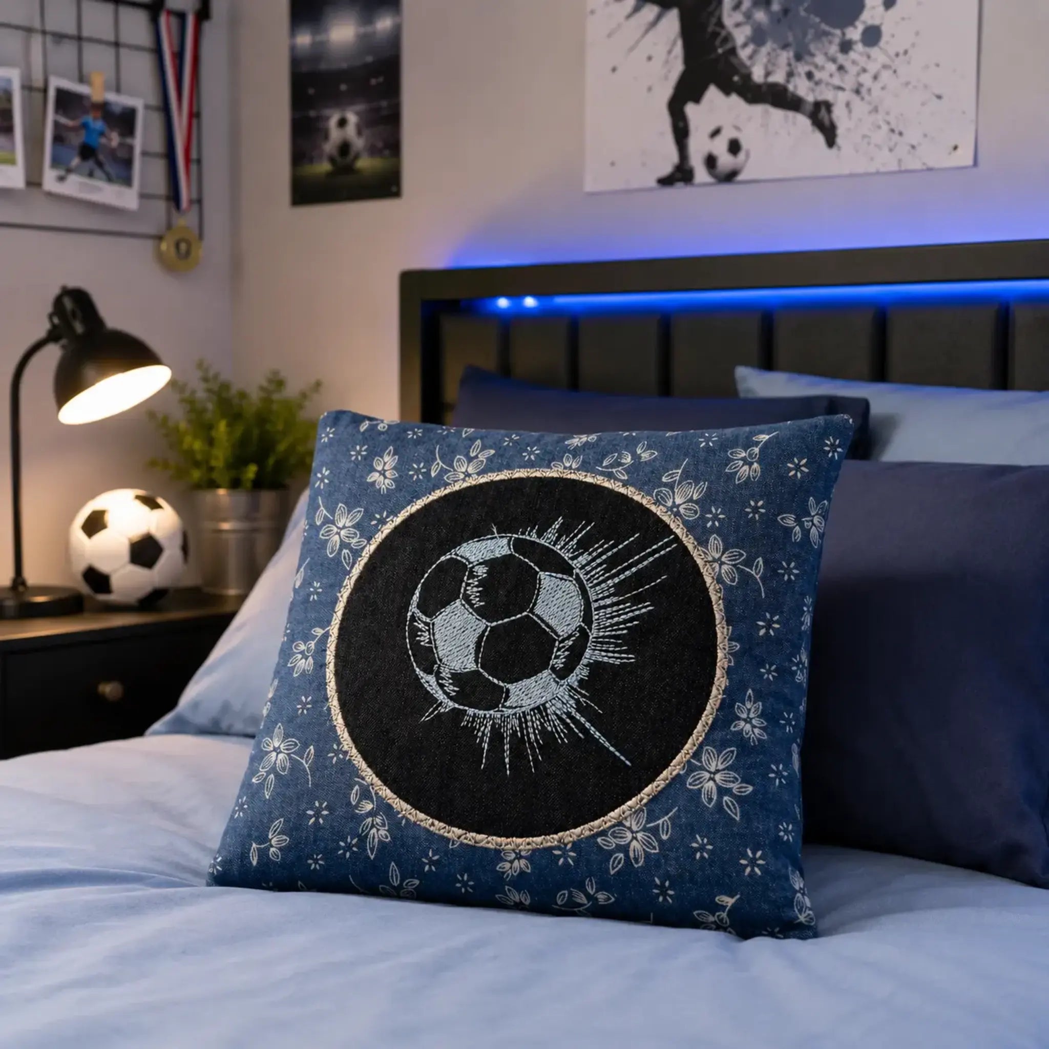 Stickdatei Fußball Time ⚽ – Scribble-Designs für echte Fußballfans