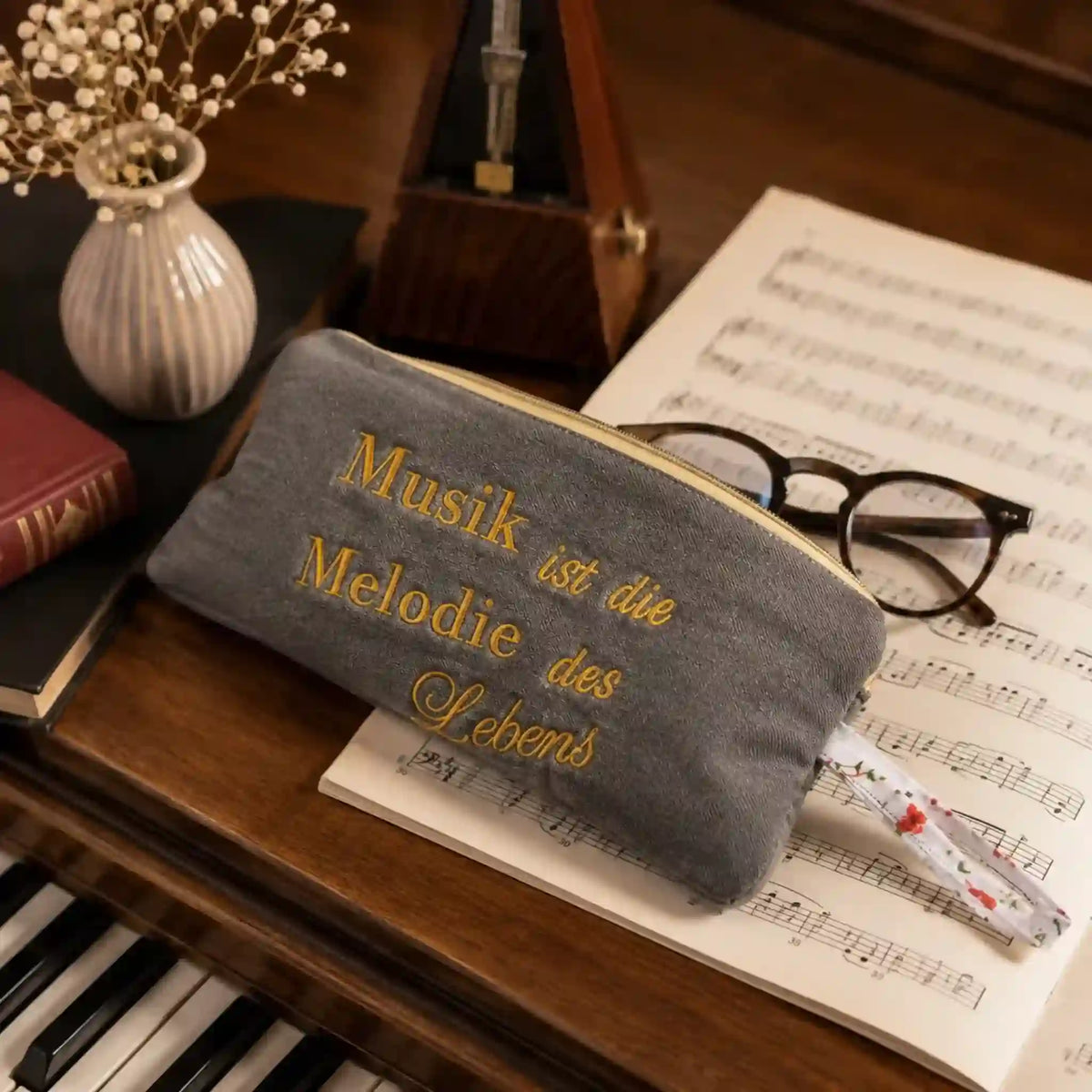 Stickdatei Spruch Musik mit Notenschlüssel