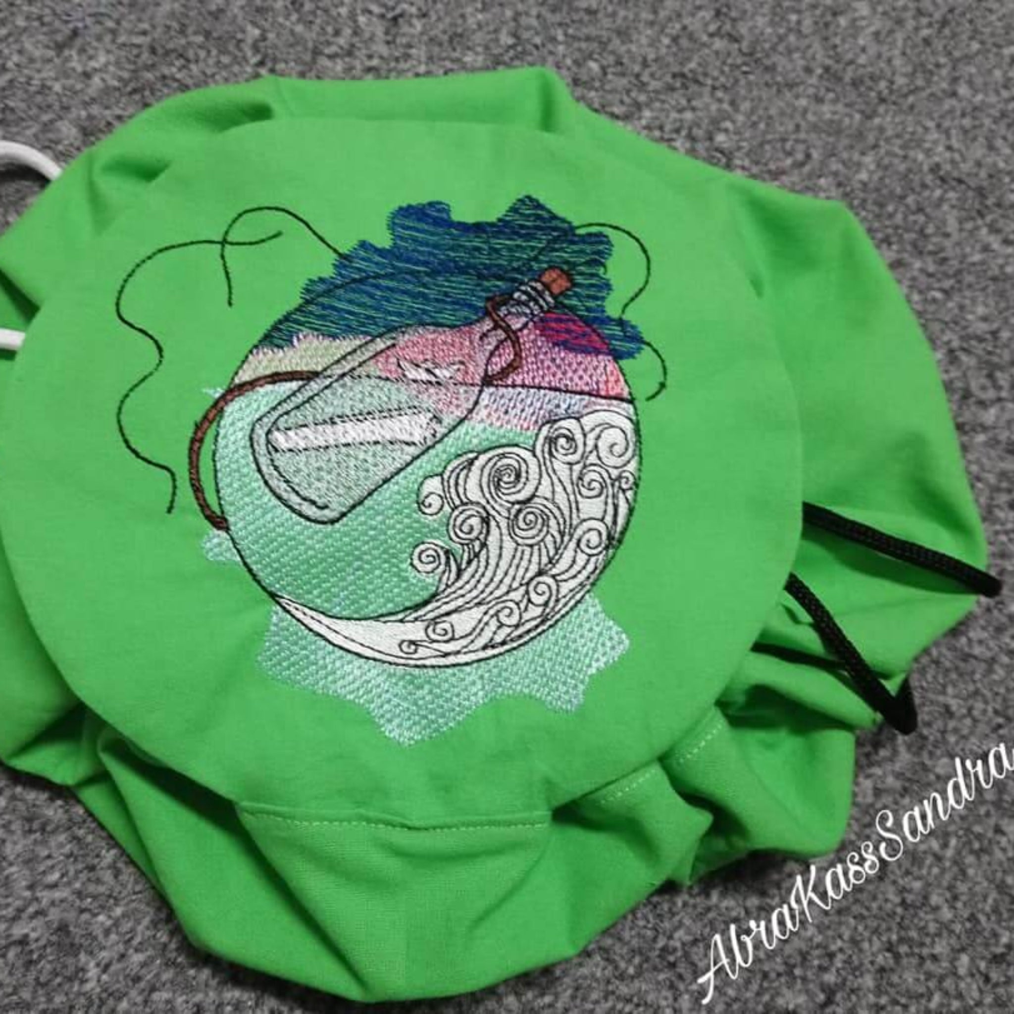 Stickdatei Flaschenpost für Stickmaschine - Ansicht auf grüner, runder Tasche

