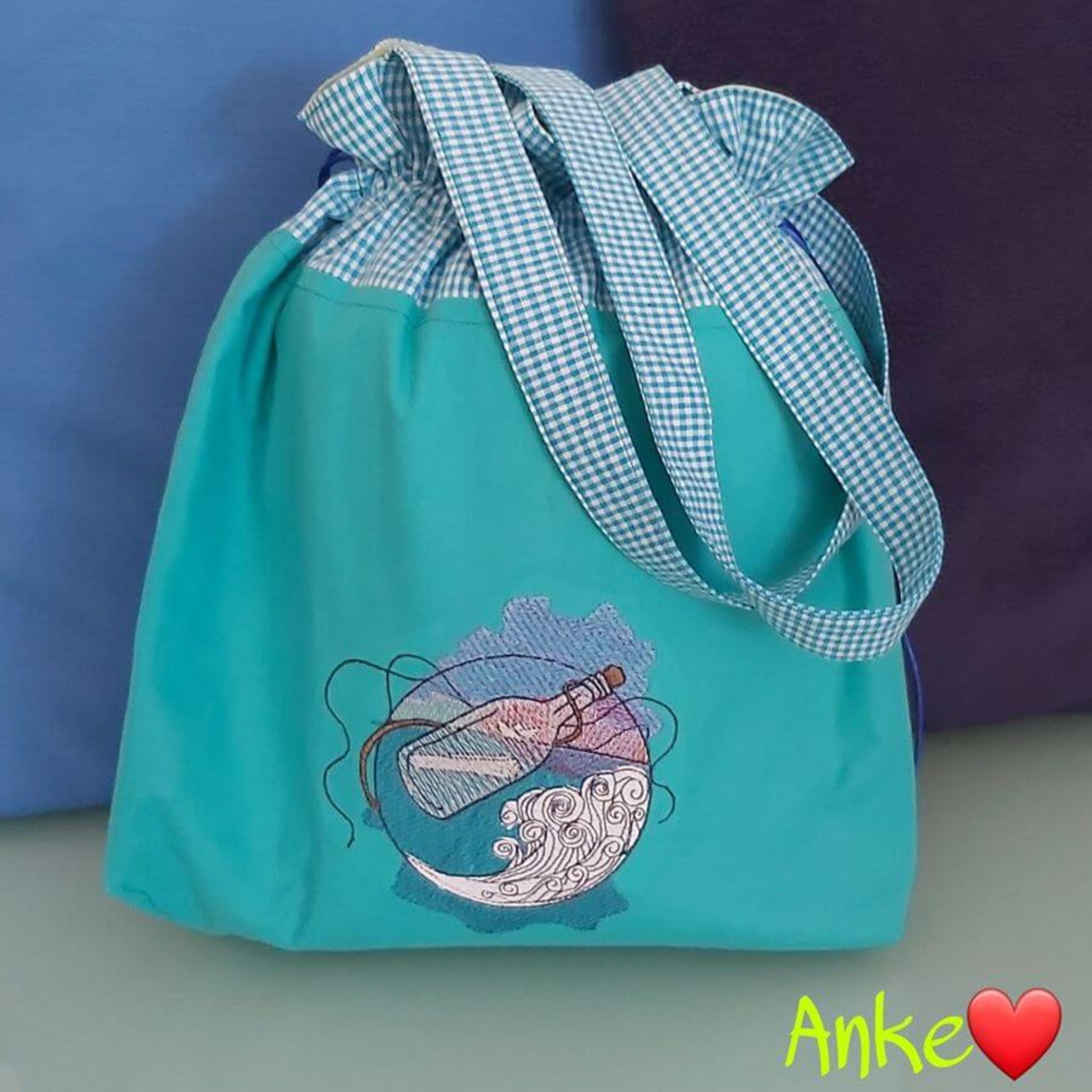 Flaschenpost Stickdatei gestickt auf blauem Stoff - Strand und Meer Motiv
