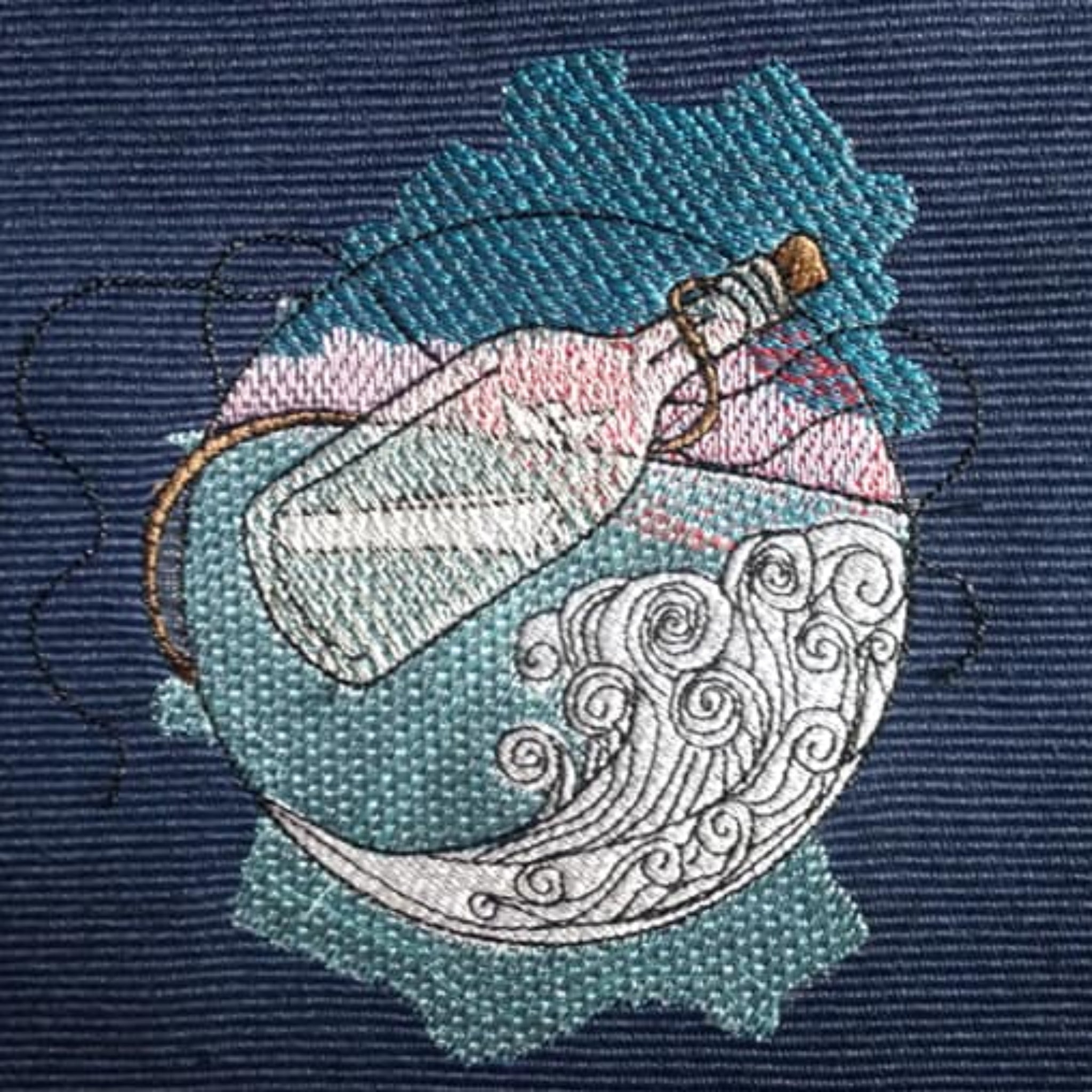 Maritime Flaschenpost Stickvorlage - Detailansicht auf blauem  Stoff