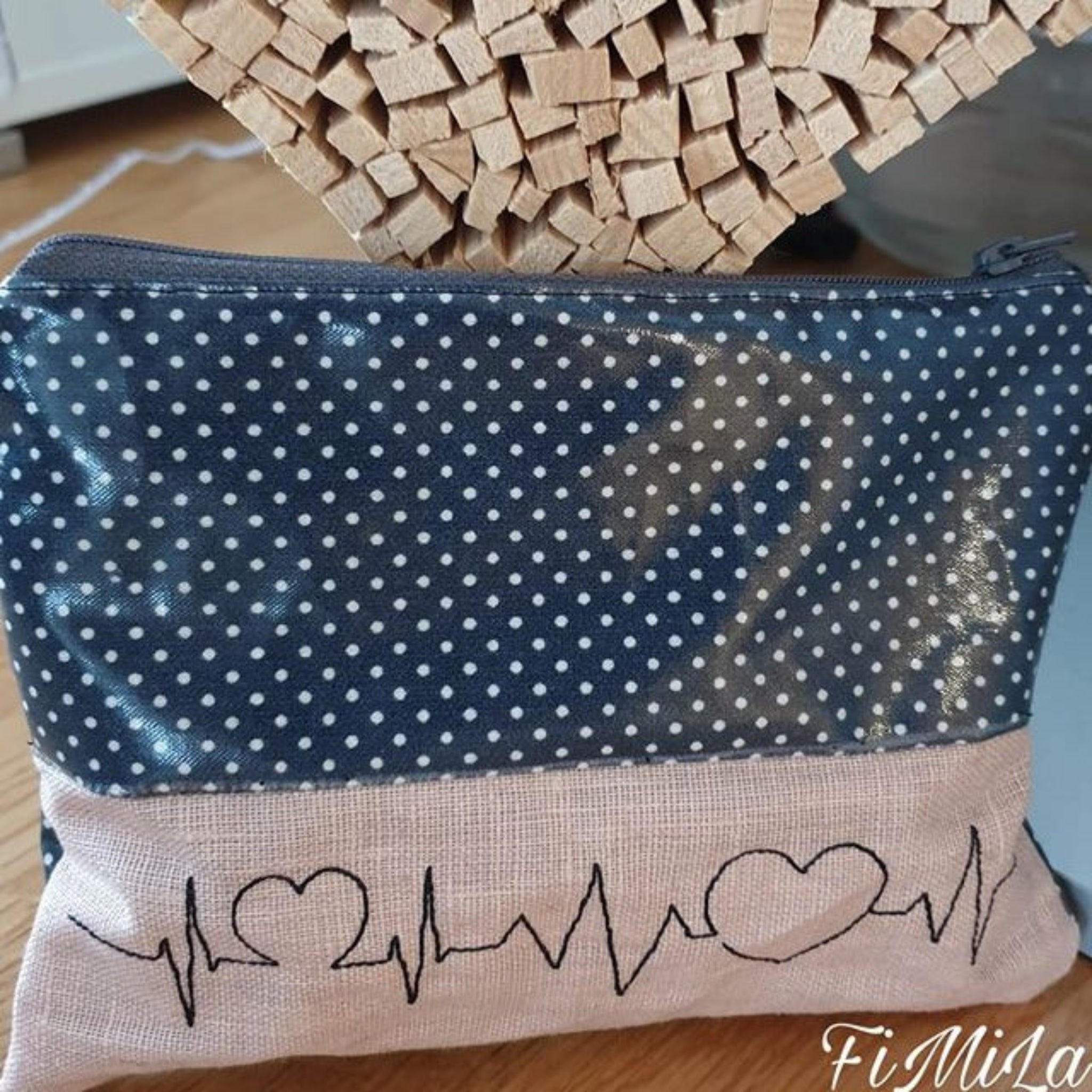 EKG Linien Musik Stickdatei - Herz im Herzschlag gestickt
