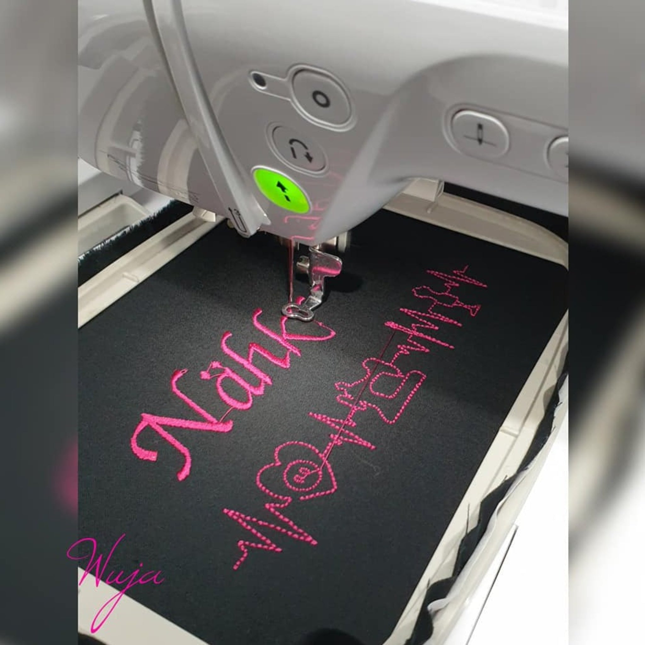 EKG Linien Stickdatei Herz - Gestickt auf schwarzem Stoff mit pinkfarbenem Garn
