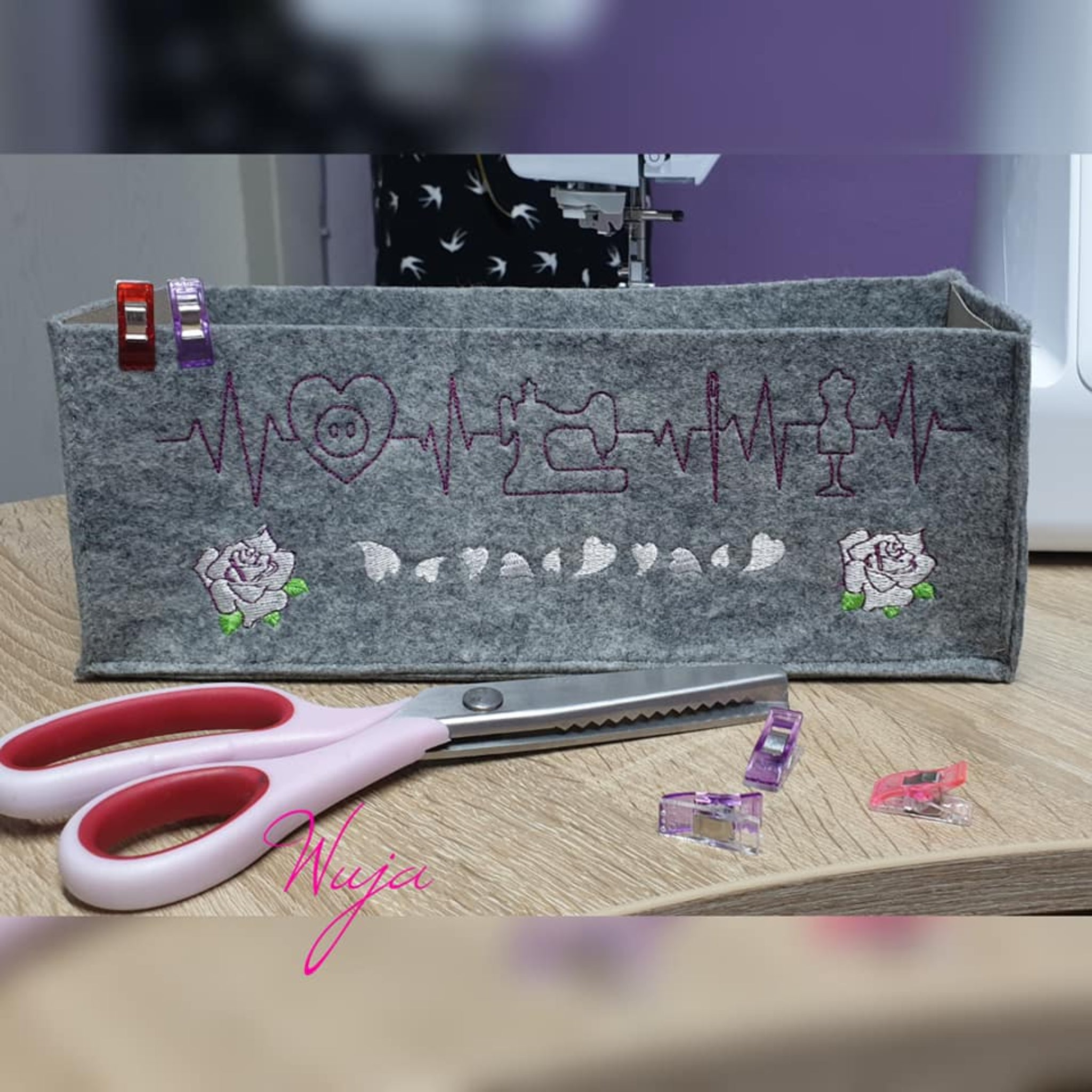 EKG Linien Nähen Stickdatei - Anwendung auf Accessoire gestickt
