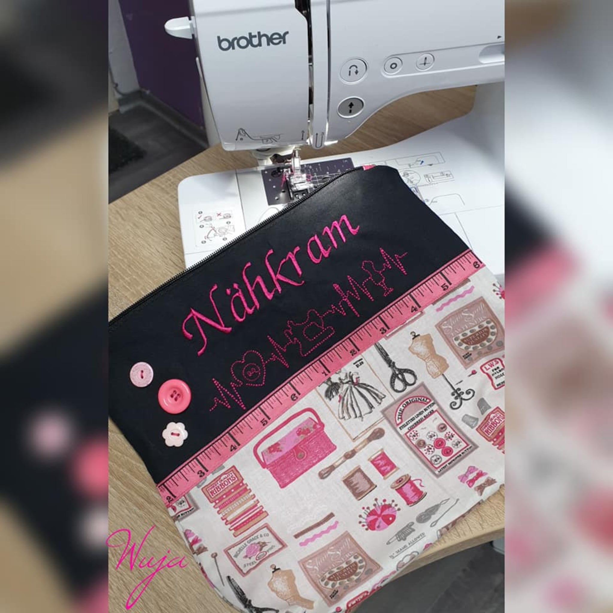 EKG Linien Set Stickdatei - Anwendungsbeispiel auf Tasche gestickt

