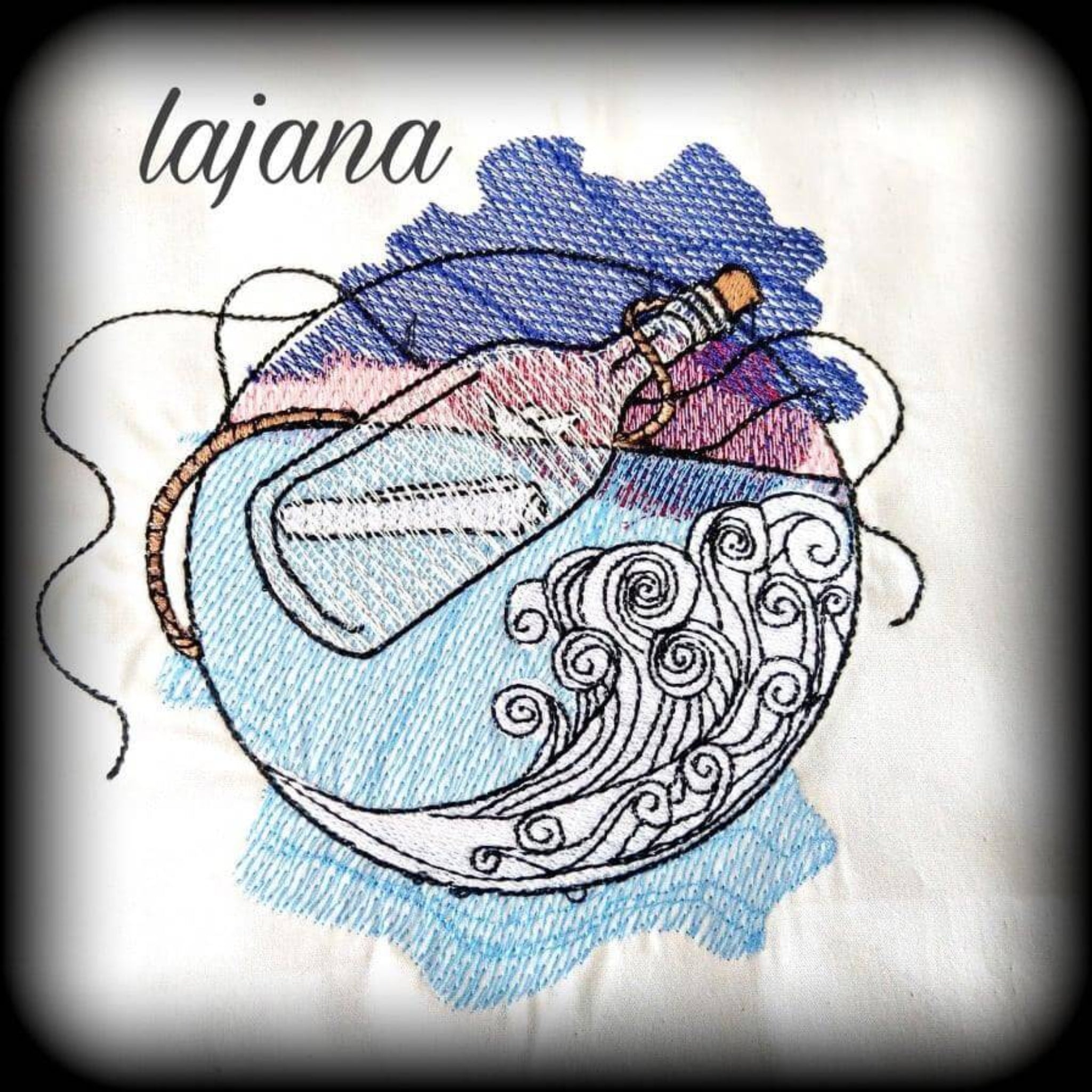 Stickdatei Flaschenpost 13x18 - Maritime Vollstick Stickvorlage mit Nachricht im Meer
