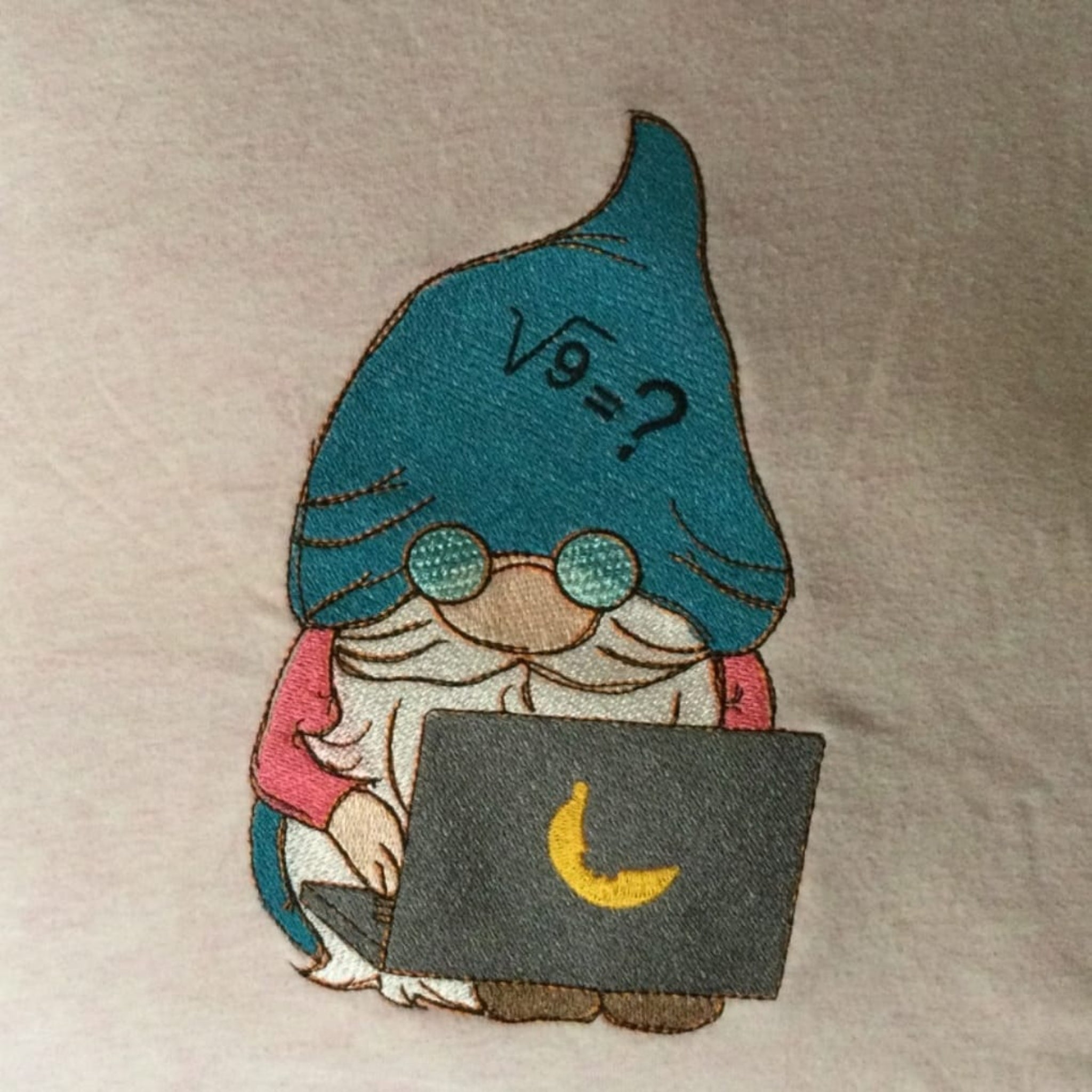 Stickdatei Homeoffice Wichtel 10x10 - Vollstick Büro-Wichtel mit Laptop und Kaffee